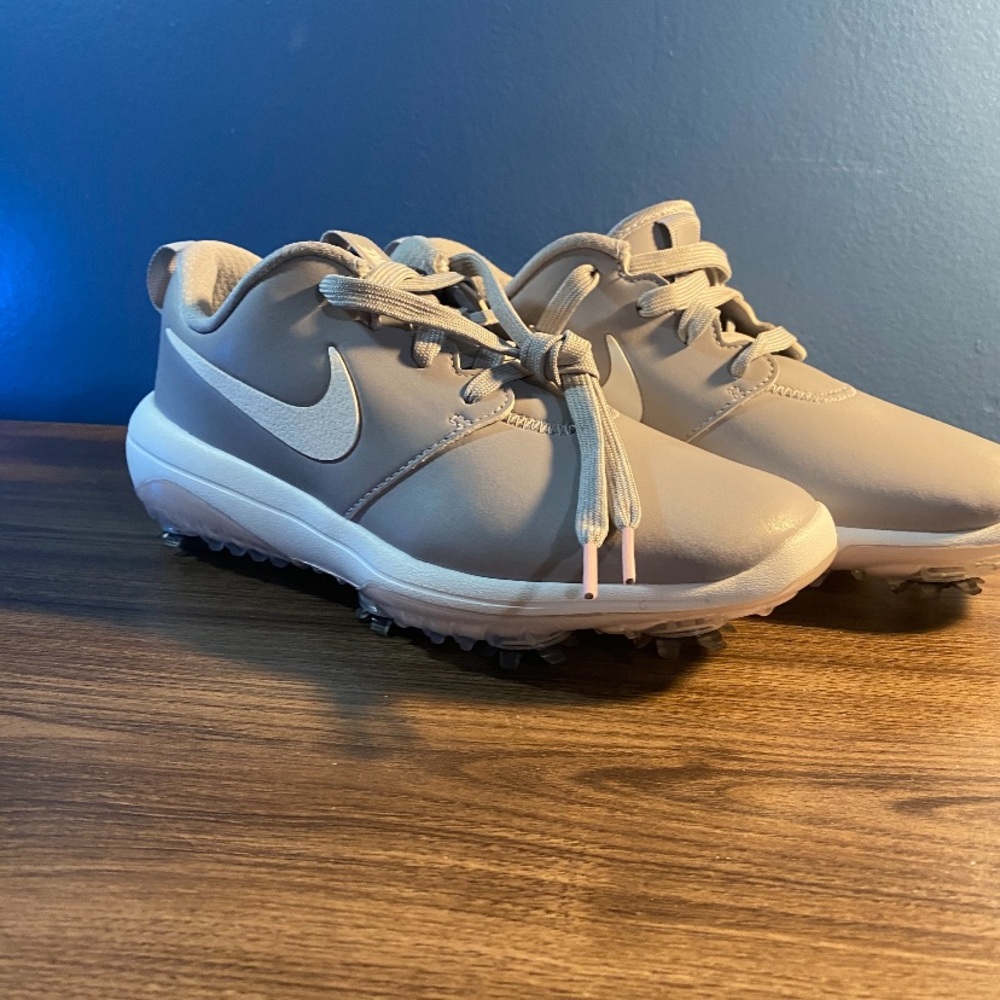 size 6.5 nike roches NEVER WORN BRAND NEW